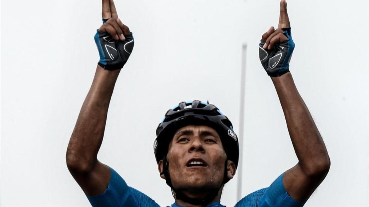 Nairo señala al cielo en la cima del Col du Portet