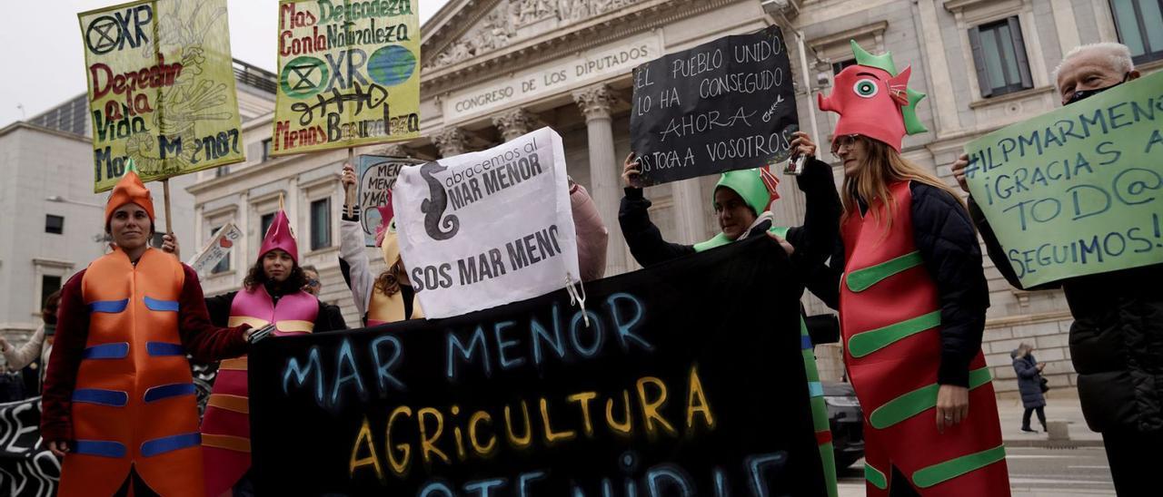 Concentración frente al Congreso de los Diputados en defensa del Mar Menor. | JOSÉ LUIS ROCA