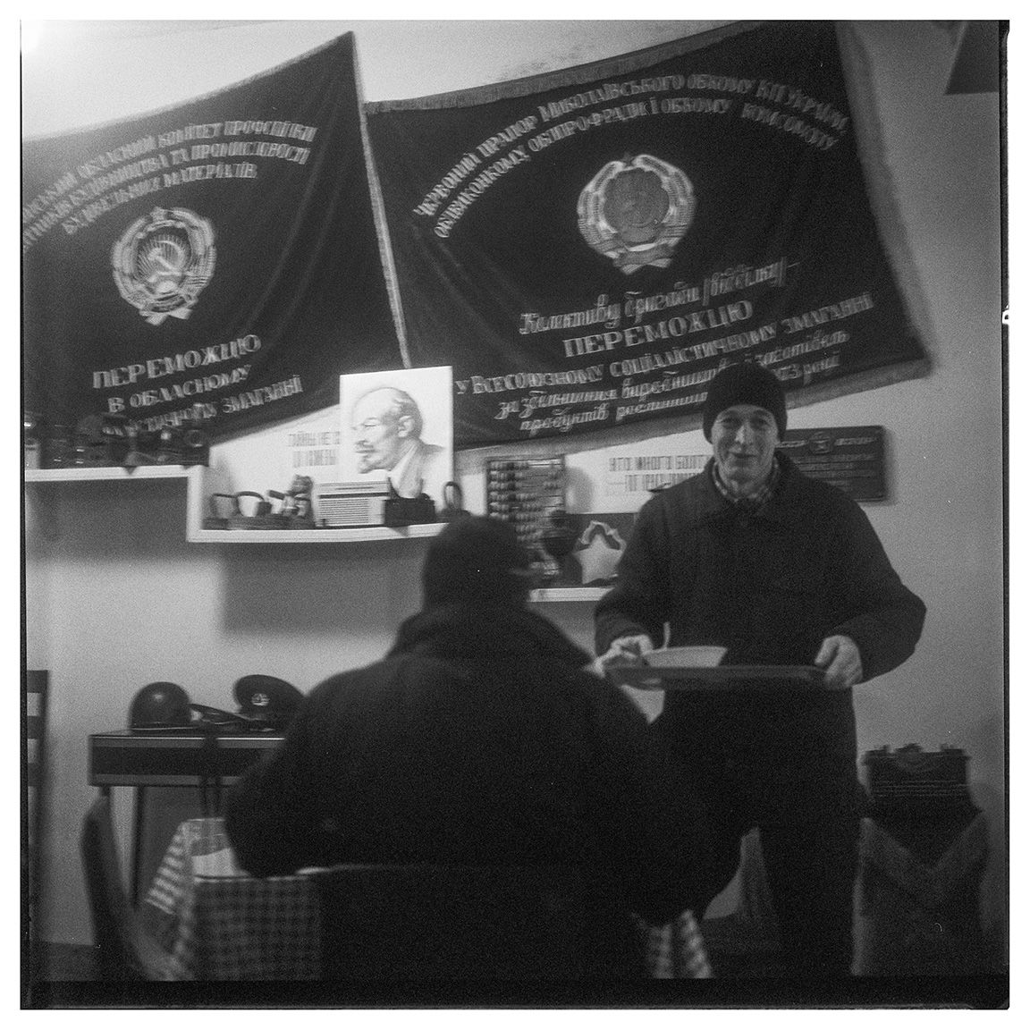Dos hombres en una cantina.