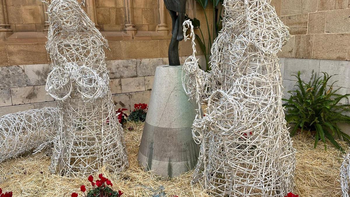 El nacimiento, compuesto por figuras hechas con tiras de luces, ha amanecido este lunes sin el Niño Jesús