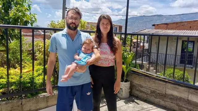 El langreano Jesús Rodríguez con su mujer Tatiana y su hija Celeste, que vivieron el terremoto de Colombia en Medellín: "Fue un momento de mucha tensión, el estado colombiano está preparado para enfrentar este reto"