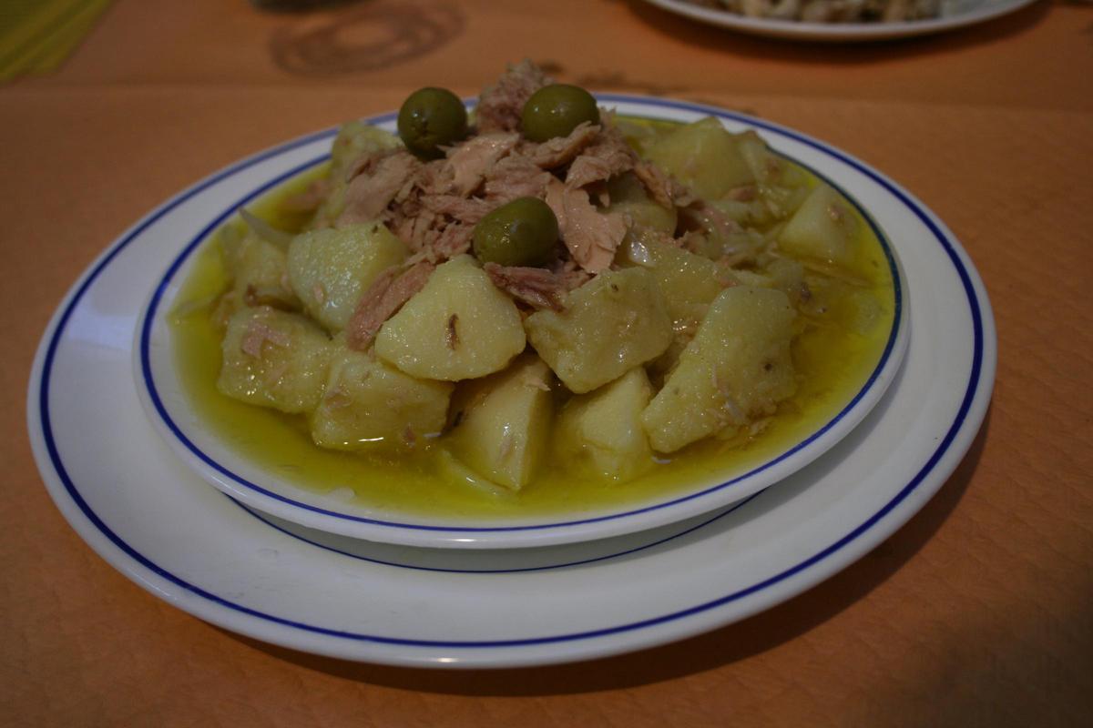 Papas aliñás en una barra de Cádiz.