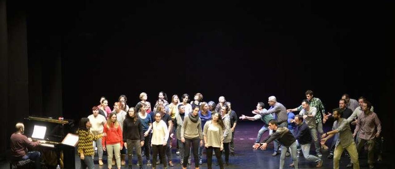 El coro &quot;Castillo de Gauzón&quot;, durante un ensayo en el Valey para el pasado Concierto de Navidad.