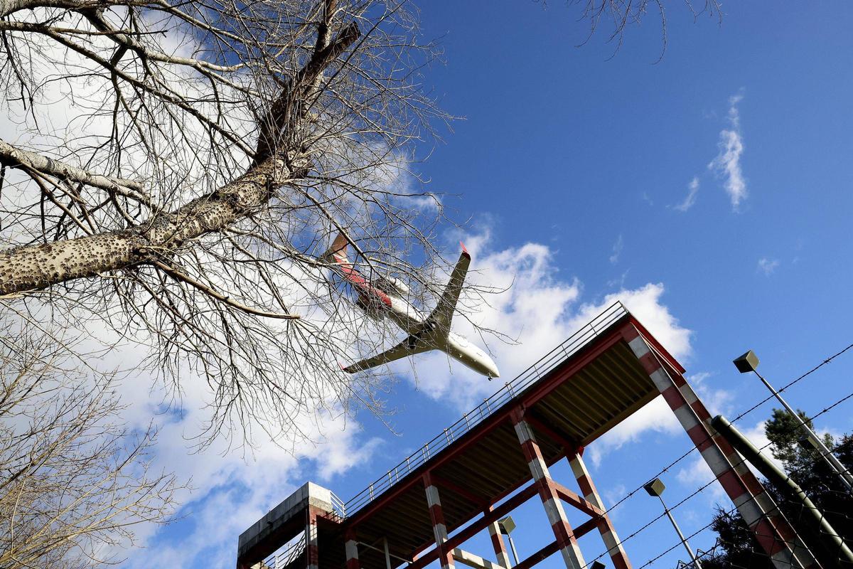 Un avión aterrizando en el aeropuerto de Santiago