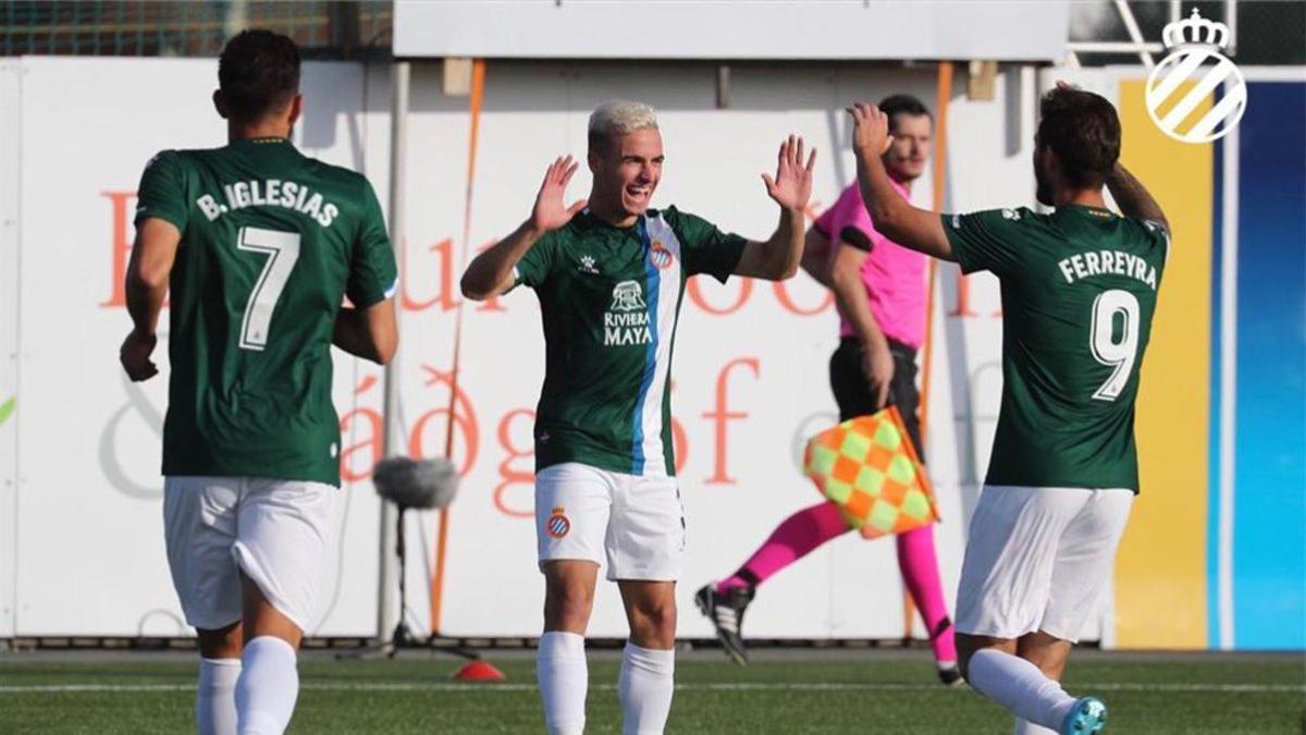 Ferreyra (der) y Borja (izq) celebrando con Pedrosa (cen) su gol