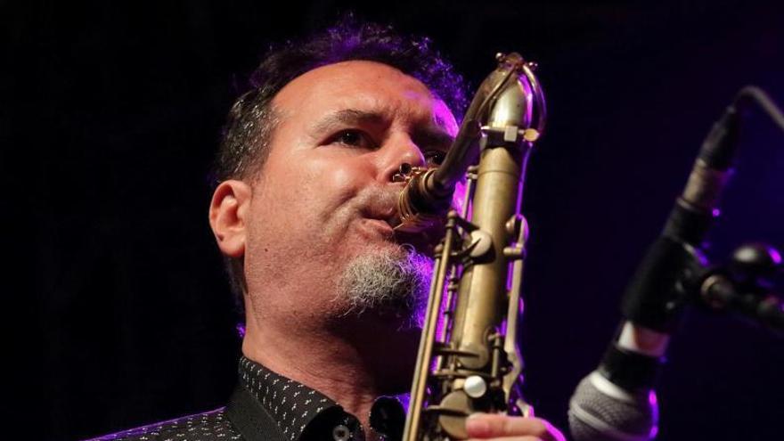 El saxofonista de jazz durante un concierto. | JOSÉ LUIS LUNA