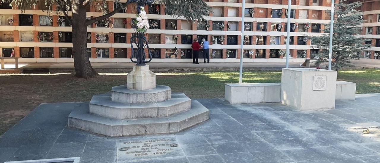 La fosa en la que presumiblemente están los restos de Pla y Andreu está bajo al monumento a los muertos en la guerra en el cementerio de Vila-real.