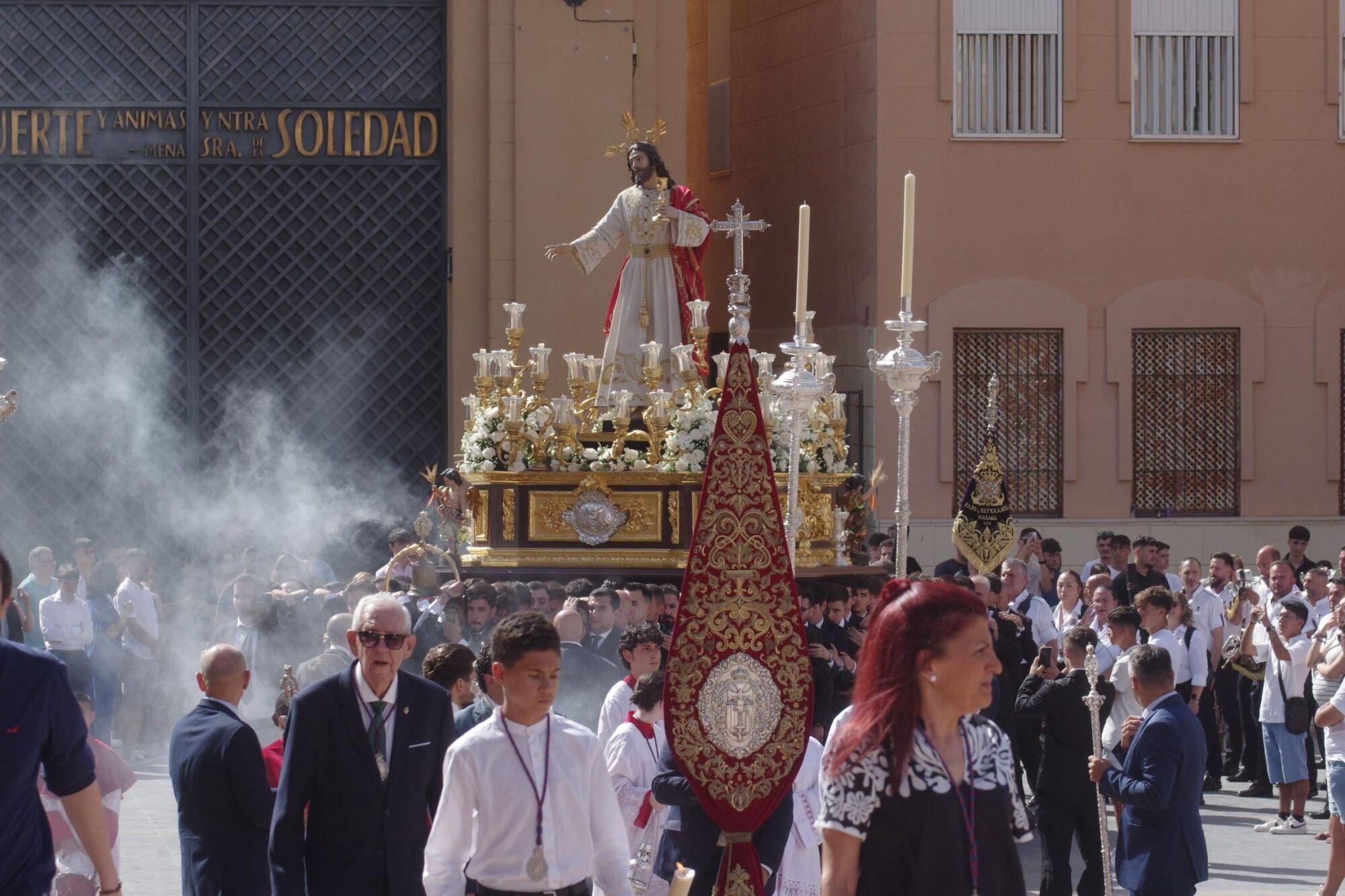 Traslado del Señor de la Cena para presidir el altar del Corpus de Málaga que monta la cofradía