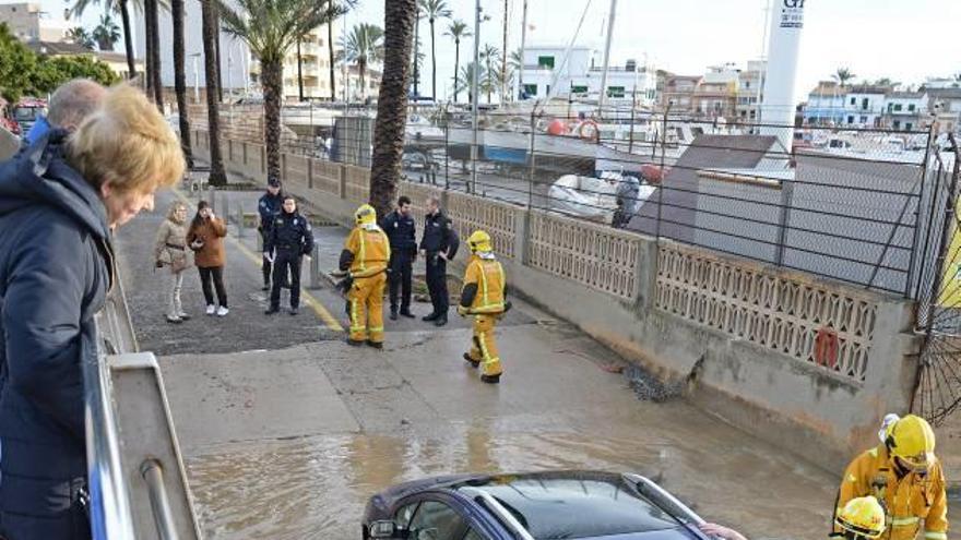 Un coche atrapado en Portitxol