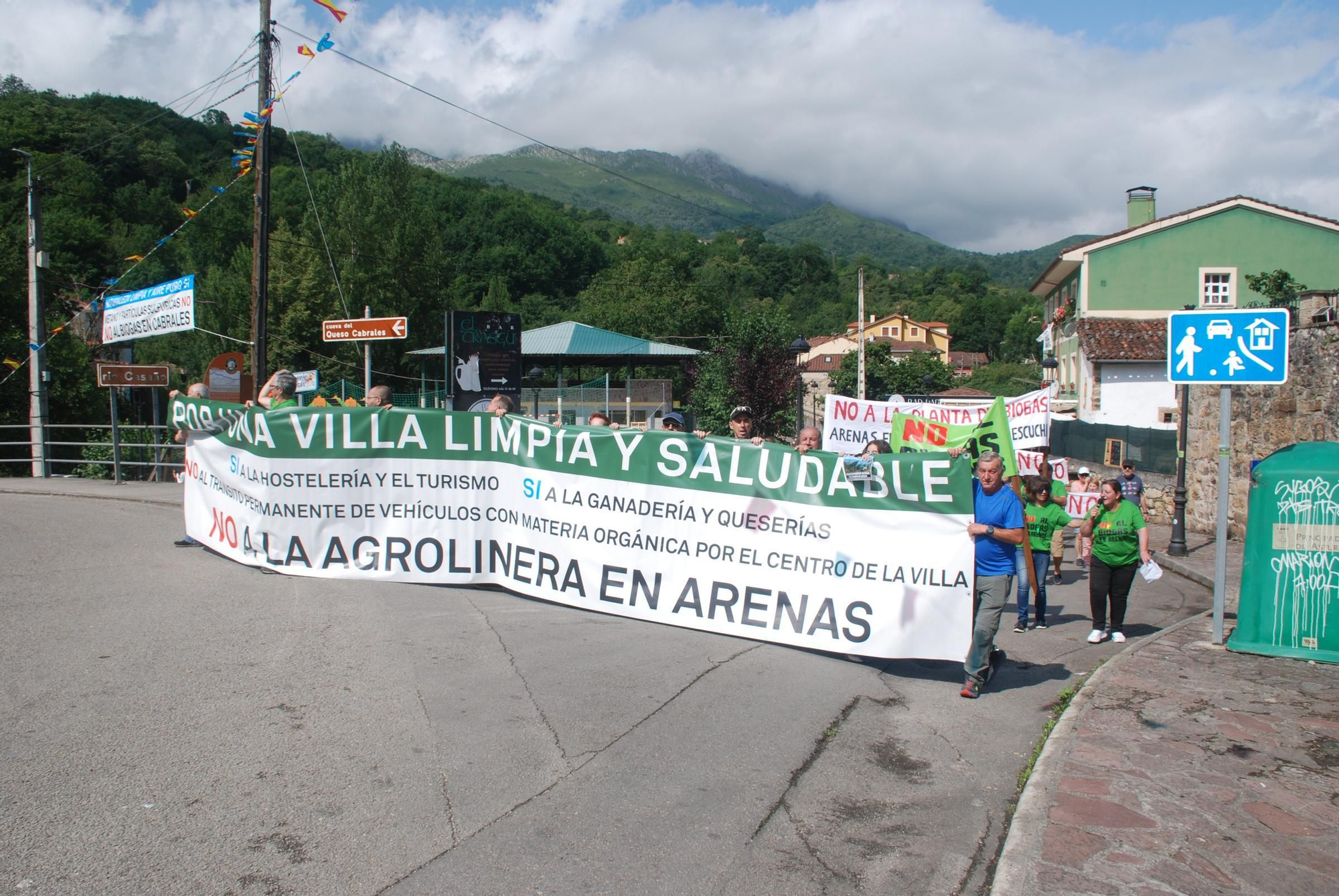 Manifestación contra la planta de biogás en Arenas de Cabrales