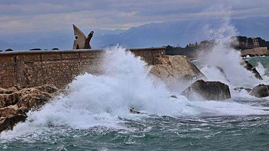 La mar, moguda, ahir al litoral de l&#039;Escala.