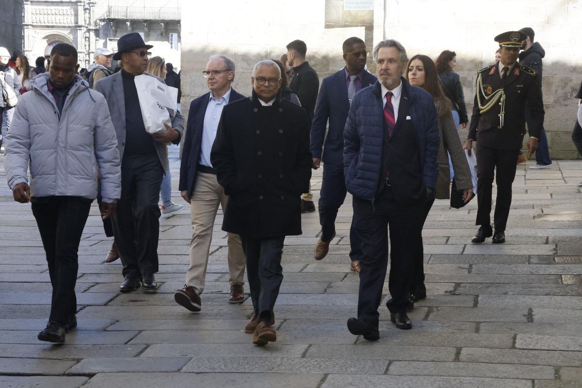 El presidente caboverdiano Pereira Neves, de paseo por las calles de Santiago en una visita no programada