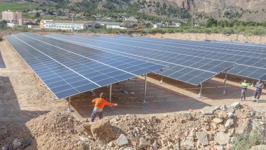 Una planta fotovoltaica instalada en Orihuela. | TONY SEVILLA