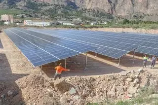 La Generalitat tramita 24 plantas solares en Elche que abastecerían a más de 13.000 familias cada año