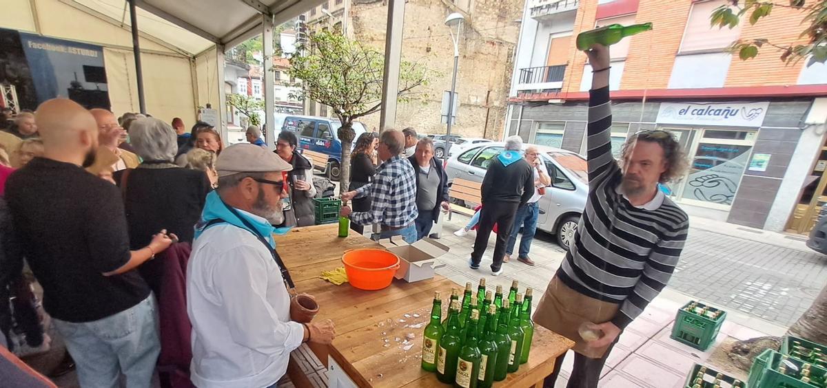Asistentes al certamen de la sidra celebrado en 2025.