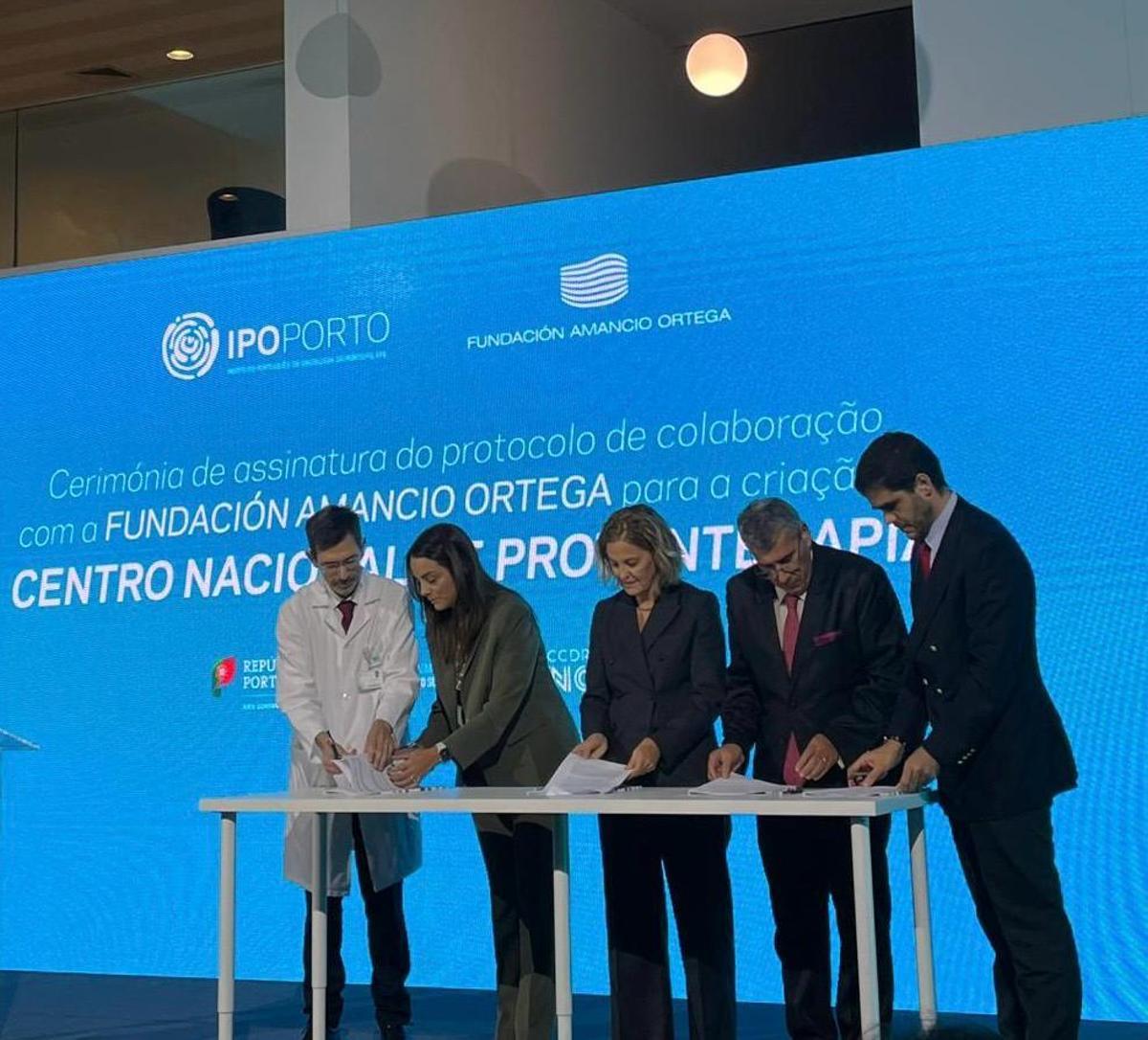 Firma del acuerdo en Porto