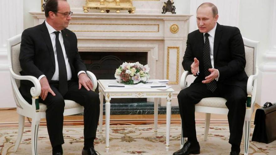 Putin gesticula durante su reunión con Hollande en Moscú.