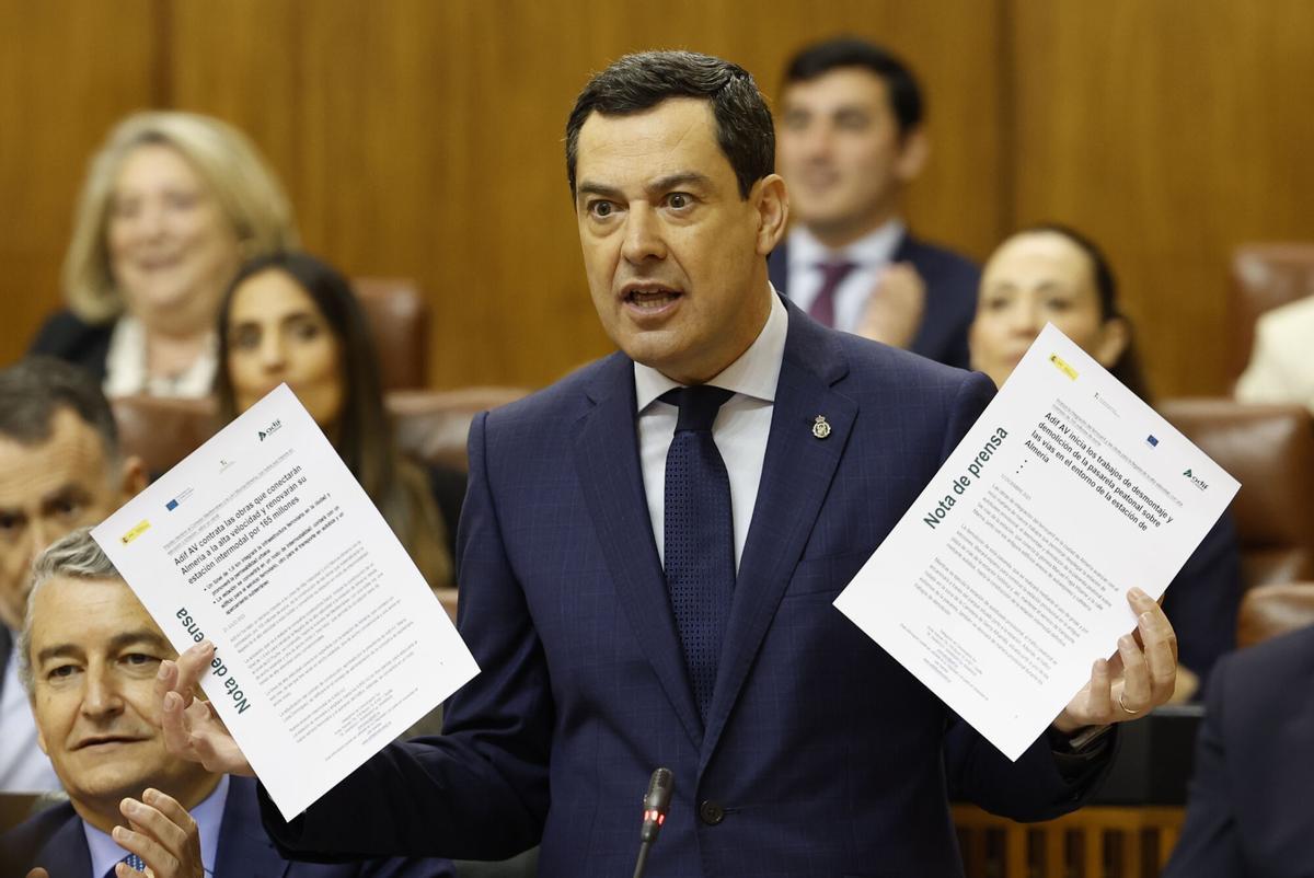 GRAFAND8021. SEVILLA, 24/04/2025.-El presidente de la Junta de Andalucía, Juanma Moreno, durante su intervención en la sesión de control al Ejecutivo, este jueves en Sevilla. EFE/Julio Muñoz