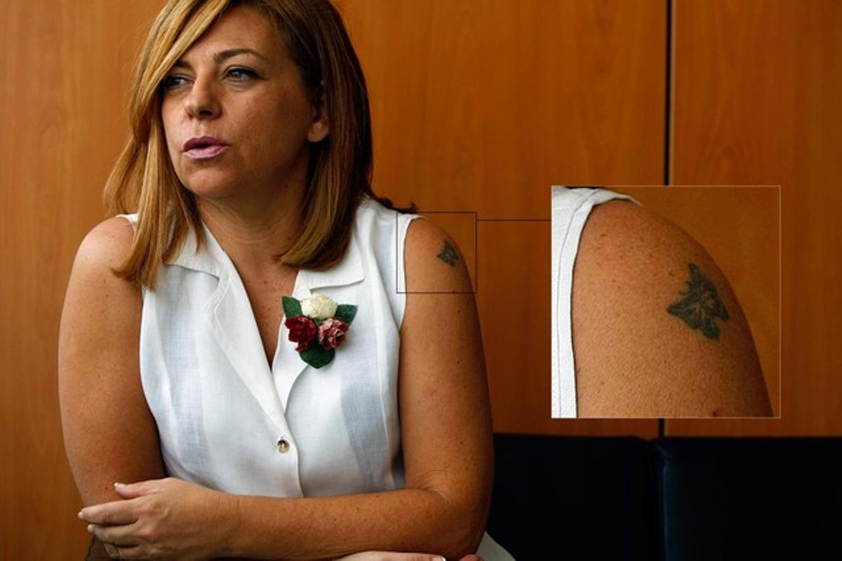 Elena Valenciano, amb el seu tatuatge augmentat. Elena Valenciano, amb el seu tatuatge augmentat.