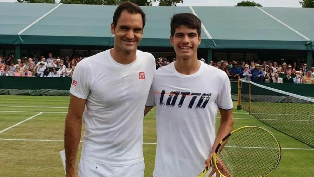 Carlos Alcaraz y Roger Federer en 2022.