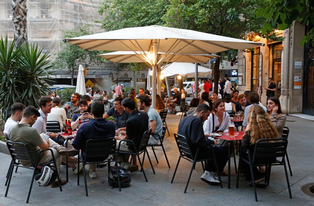 Barcelona obre 124 expedients a terrasses per incompliments al districte de Ciutat Vella