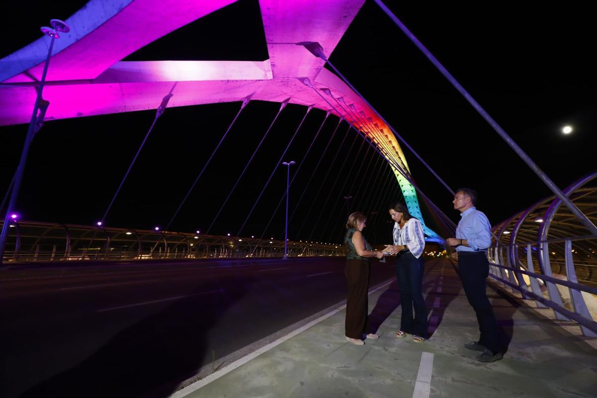 En imágenes | El puente del Tercer Milenio estrena iluminación
