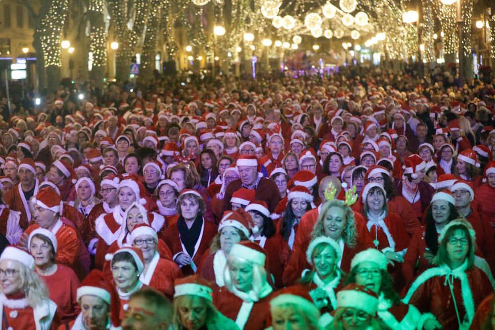 Más de 1.200 Papás Noel bailan en línea en el Born de Palma