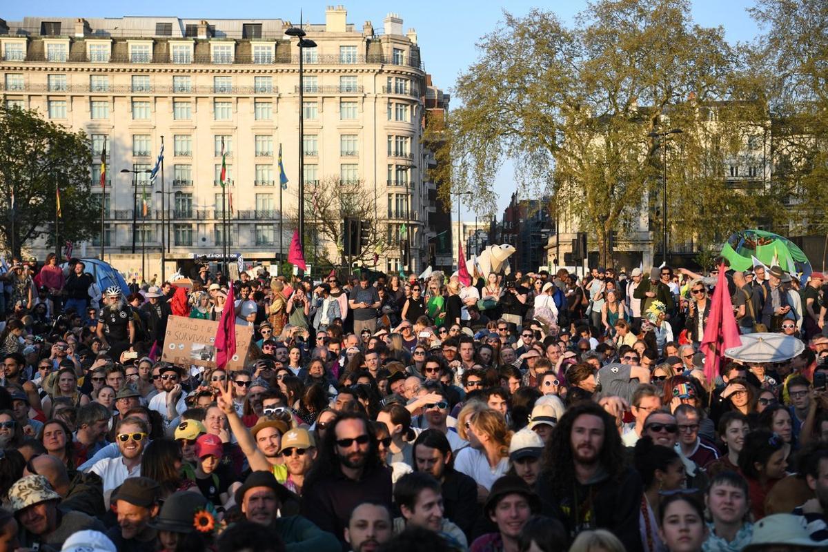 NGH050  London  United Kingdom   21 04 2019 - Crowds watch as Swedish schoolgirl climate activist Greta Thunberg speaks during an Extinction Rebellion protest in Marble Arch  central London  Britain  21 April 2019  The Extinction Rebellion are holding a number of protests across London to draw attention to climate change   Protestas  Reino Unido  Londres  EFE EPA NEIL HALL