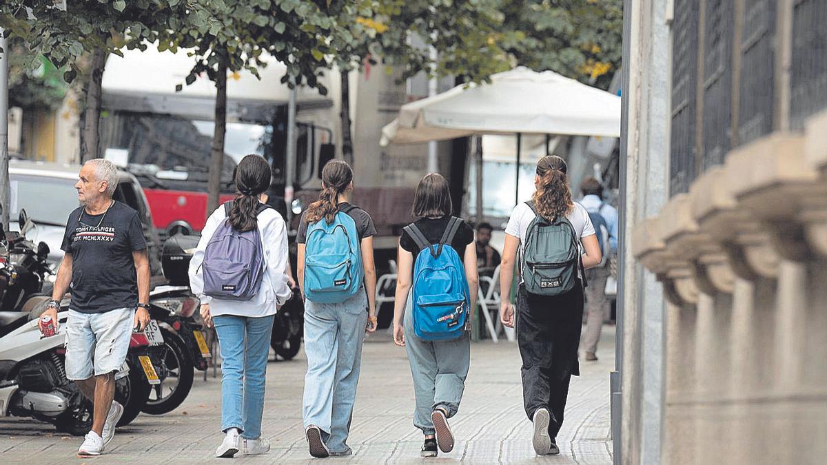 Varias alumnas a la salida de un instituto.