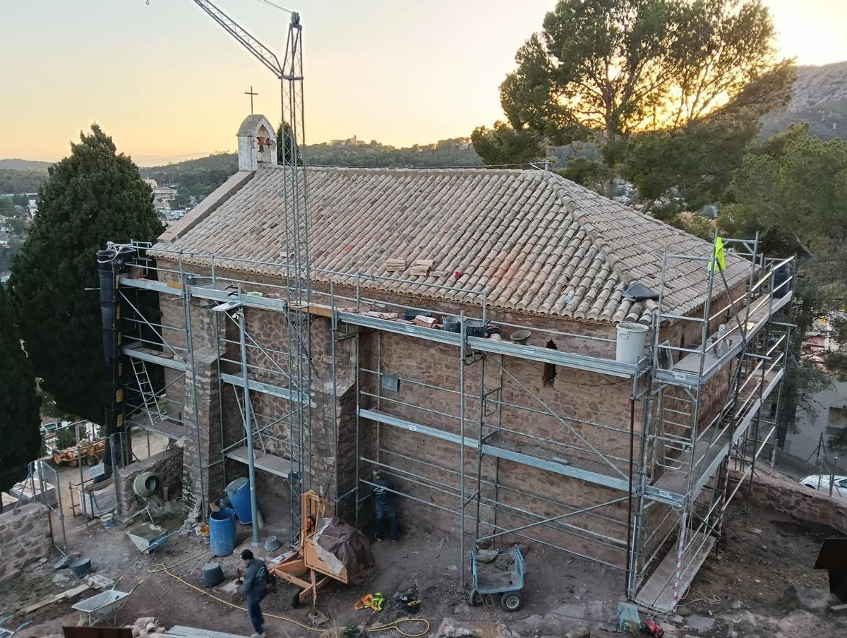 Obras de restauración de la ermita de Sant Josep y la Creu de Serra.
