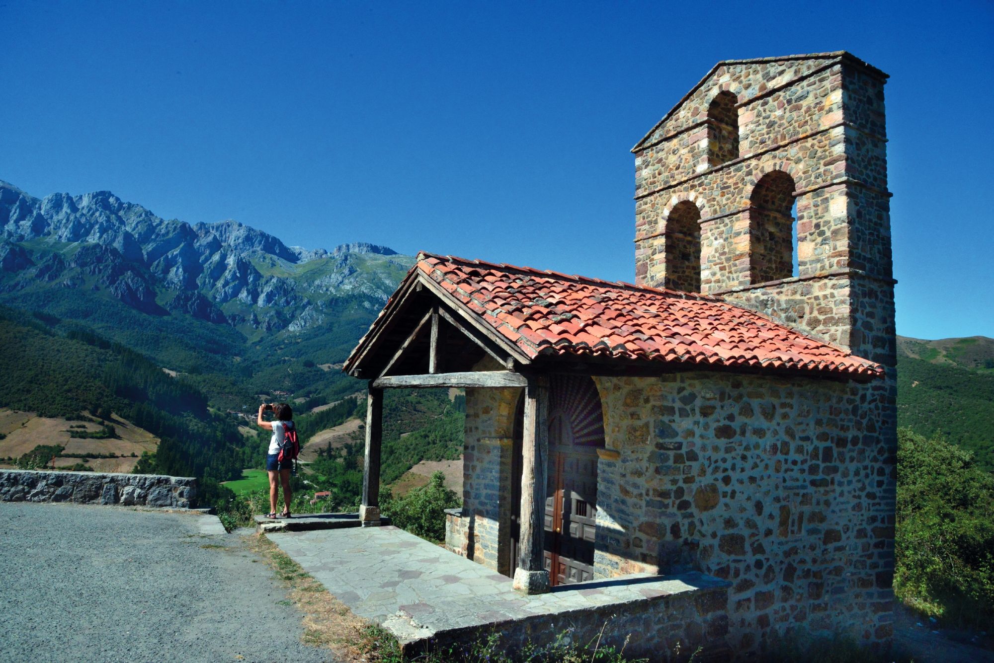 Ermita de San Miguel y los Picos de Europa.