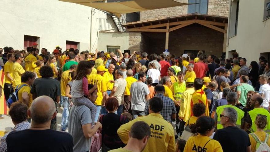 Un moment de la manifestació davant l&#039;ajuntament de Fonollosa.