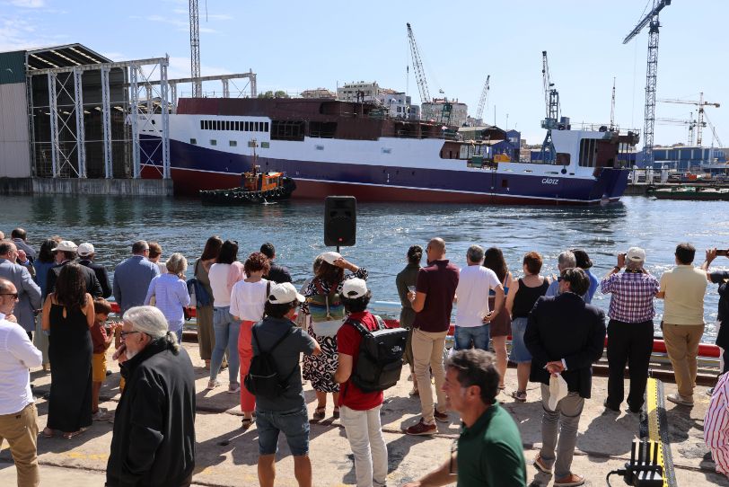 El "Odón de Buen" toca el agua en Vigo