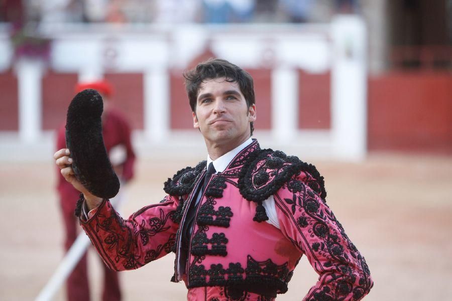 Toros en San Pedro: Cayetano, por la puerta grande