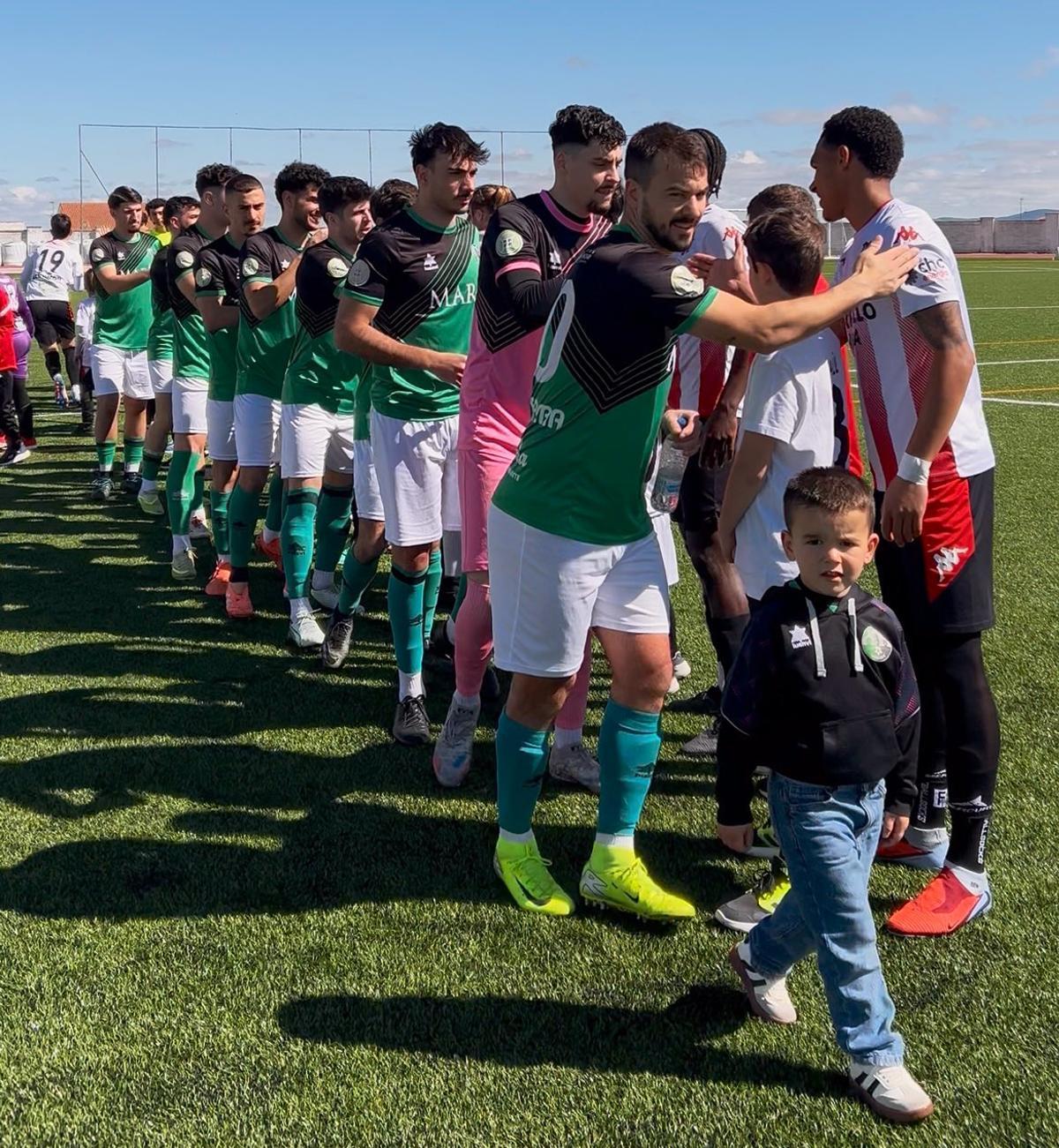 Jugadores de ambos equipos se saludan antes del pitido inicial.