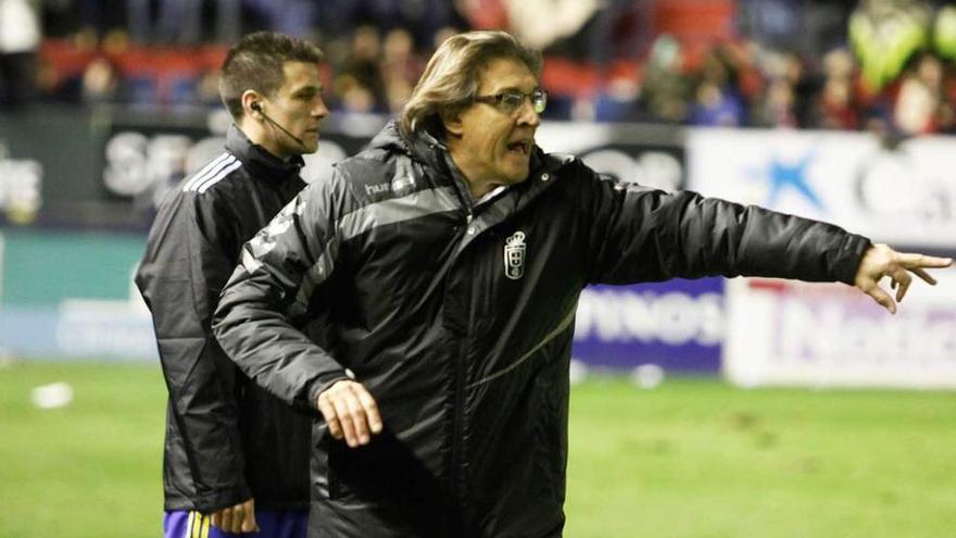 Sergio Egea da instrucciones durante el partido de El Sadar.