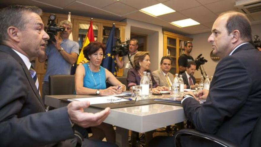 El presidente de Gobierno, Paulino Rivero, junto a varios de sus consejeros, al lado del alcalde de la ciudad, Juan José Cardona, durante la reunión de ayer. | EFE