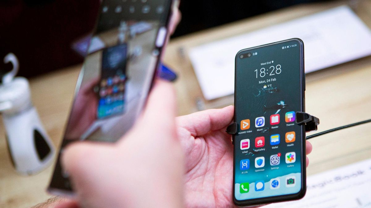 Un usuario con dos teléfonos móviles