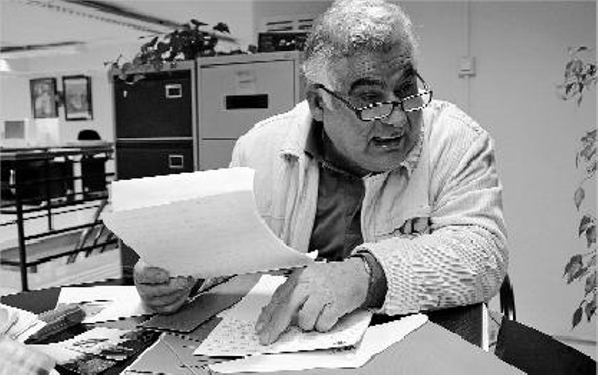 Antoni Solsona muestra los papeles de Justicia en la redacción de Levante de Castelló.