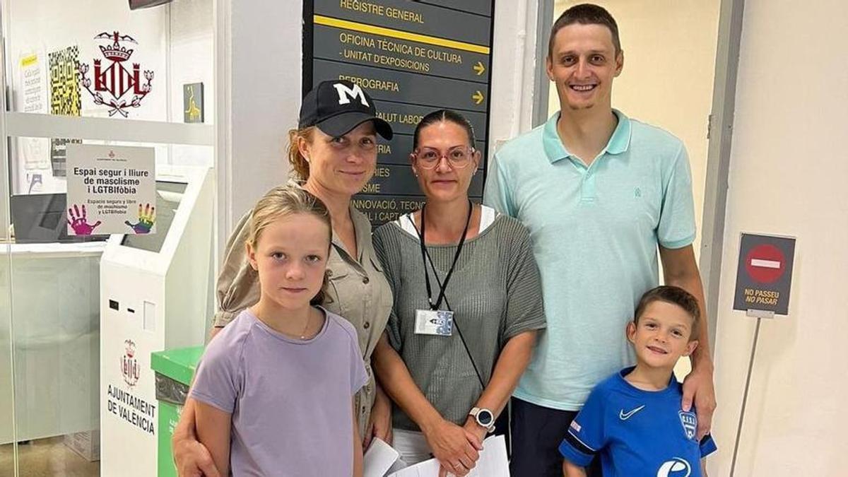 La familia bielorrusa con una trabajadora del ayuntamiento, en una imagen de hace dos semanas.