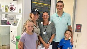 La familia bielorrusa con una trabajadora del ayuntamiento, en una imagen de hace dos semanas.