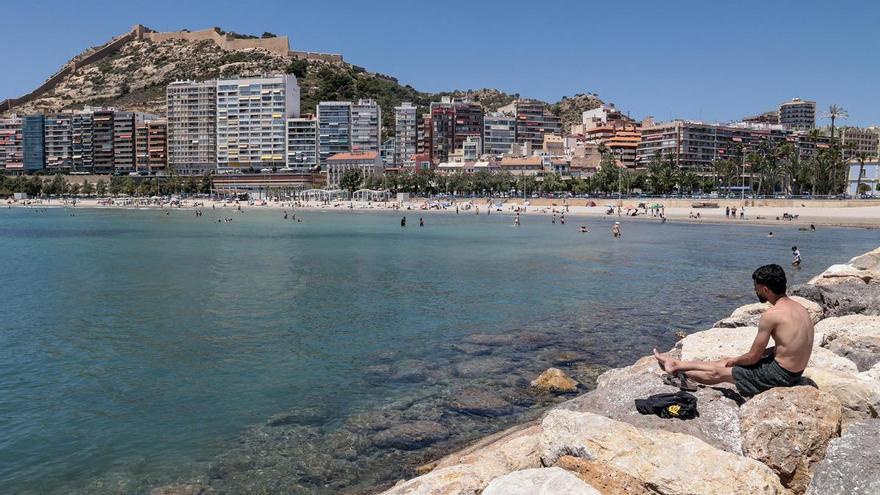Rocas en la zona nueva de la Playa del Postiguet