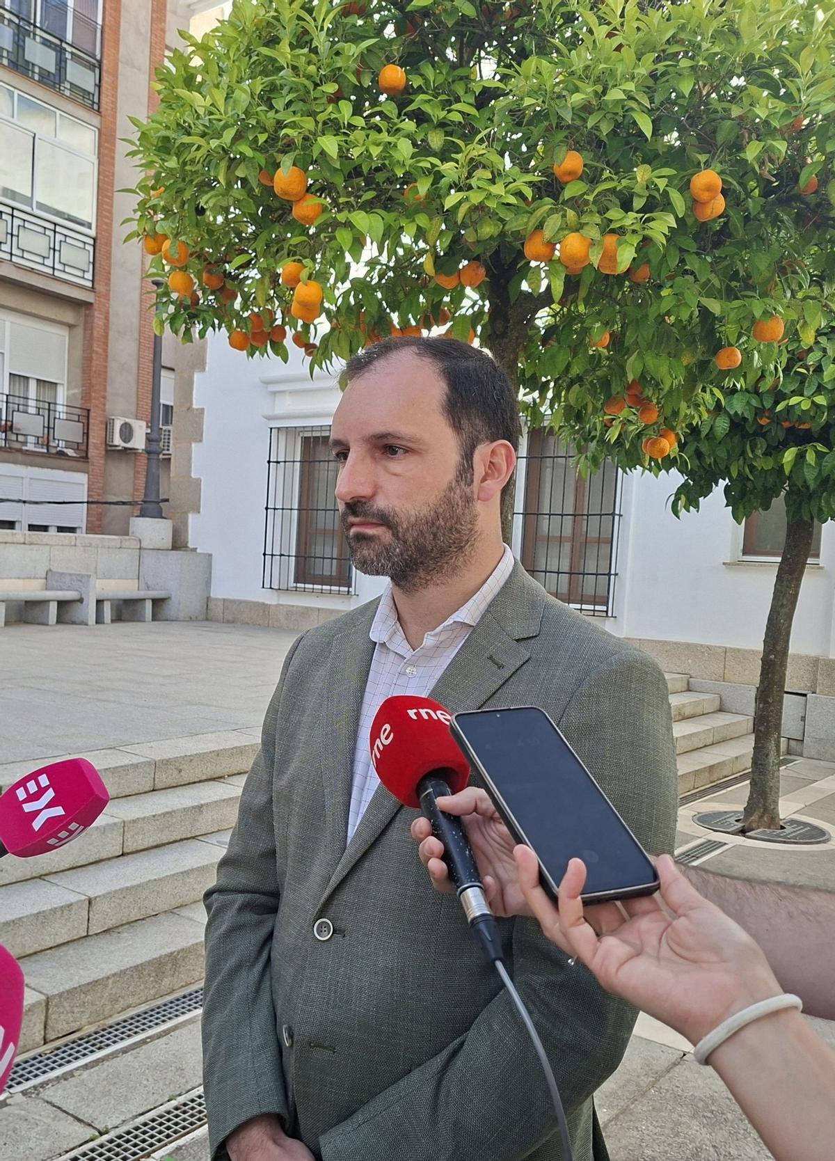El portavoz adjunto de Vox en la Asamblea de Extremadura, Álvaro Luis Sánchez-Ocaña Vara, en declaraciones a los medios en Mérida