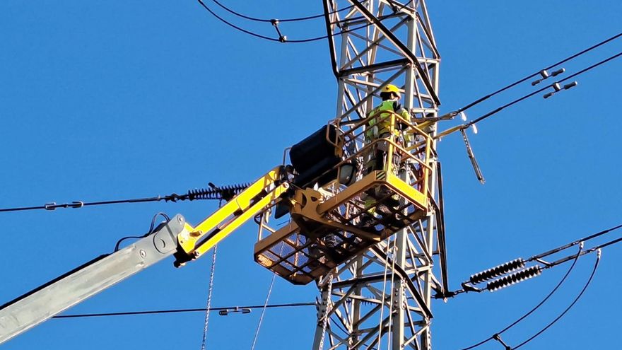 Comienza el desmantelamiento de las dos líneas de alta tensión en Sevilla Este: cuatro meses de trabajo para un nuevo horizonte