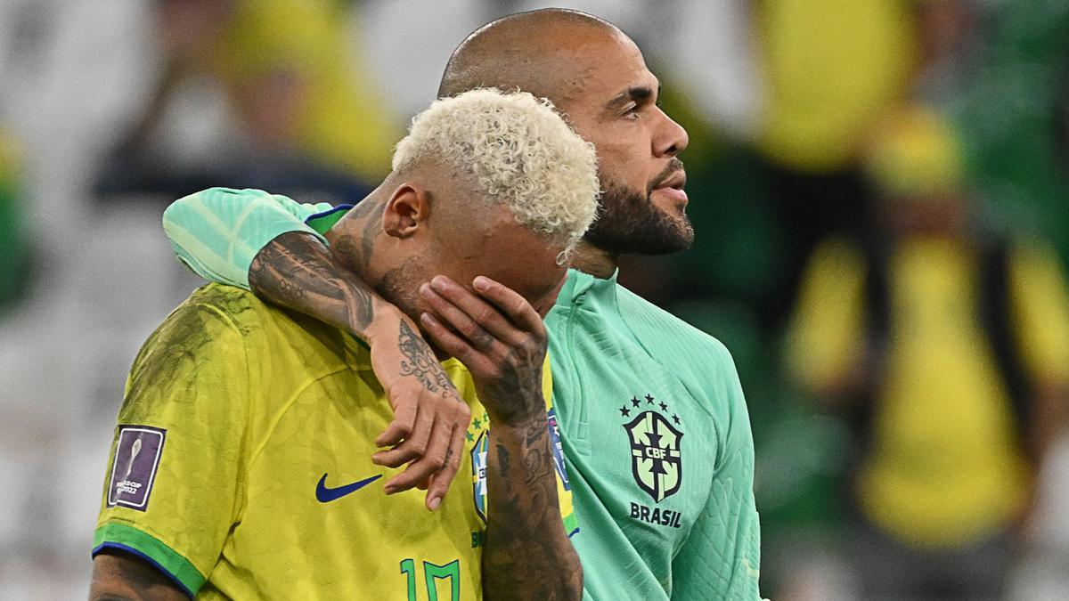 Dani Alves consuela a Neymar tras la eliminación de Brasil del Mundial de Qatar