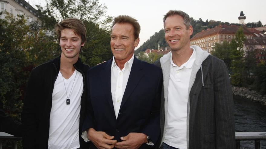 Arnold Schwarzenegger, junto a Patrick (i).