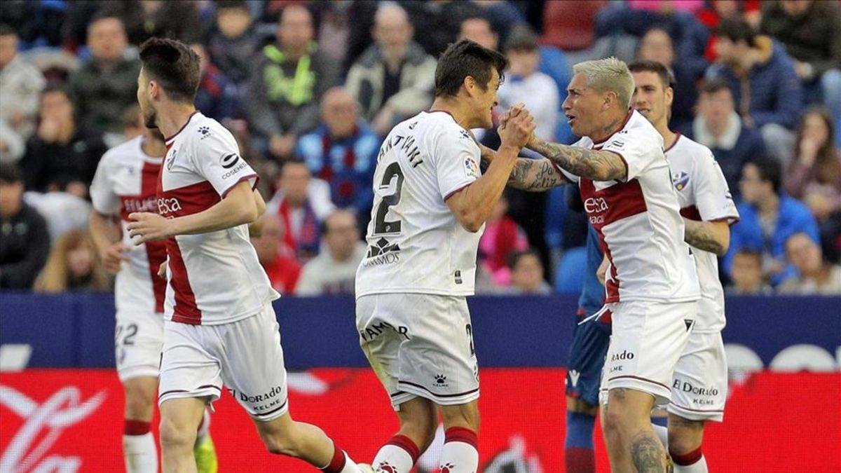 Los jugadores del SD Huesca celebran un gol