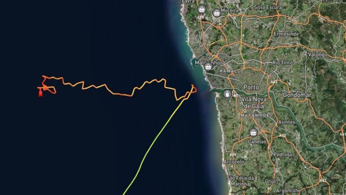 Trayectoria del petrolero, que llegó a estar a una milla y media de la costa. Desde la tarde del martes no se ha movido