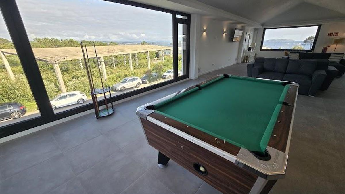 El esqueleto de hormigón del pabellón de As Bizocas, visto desde las instalaciones del camping Top Balea.
