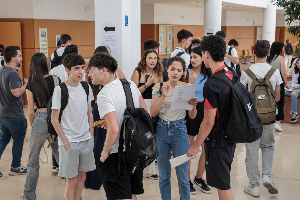 Alumnos de Alicante antes de realizar un examen de la PAU, en una imagen de archivo.